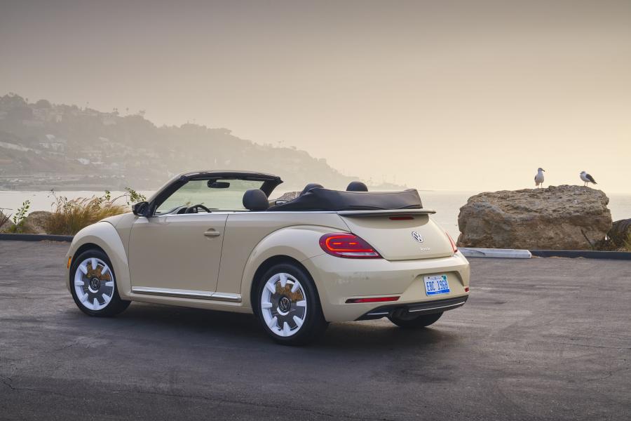  Volkswagen Beetle SEL Final Edition Convertible 2018 года  (NA) (фото 21 из 27)